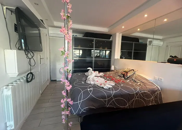 Charmante Au Coeur Du Village Naturiste * Agde