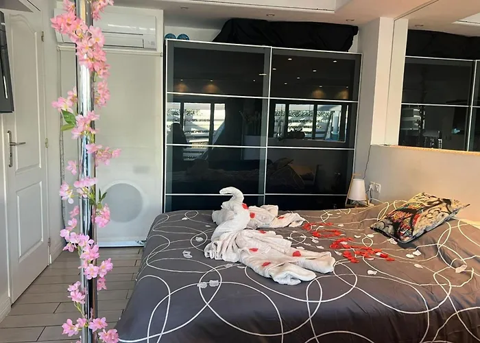 Charmante Au Coeur Du Village Naturiste